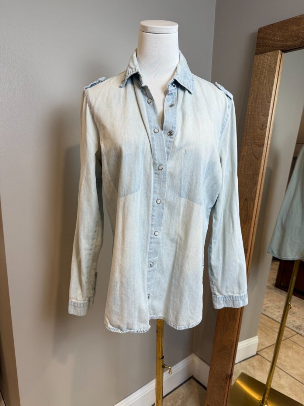 Fiore Light Wash Denim Shirt Snap Detail Size M